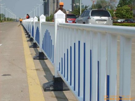道路護(hù)欄怎么賣的？多少錢？